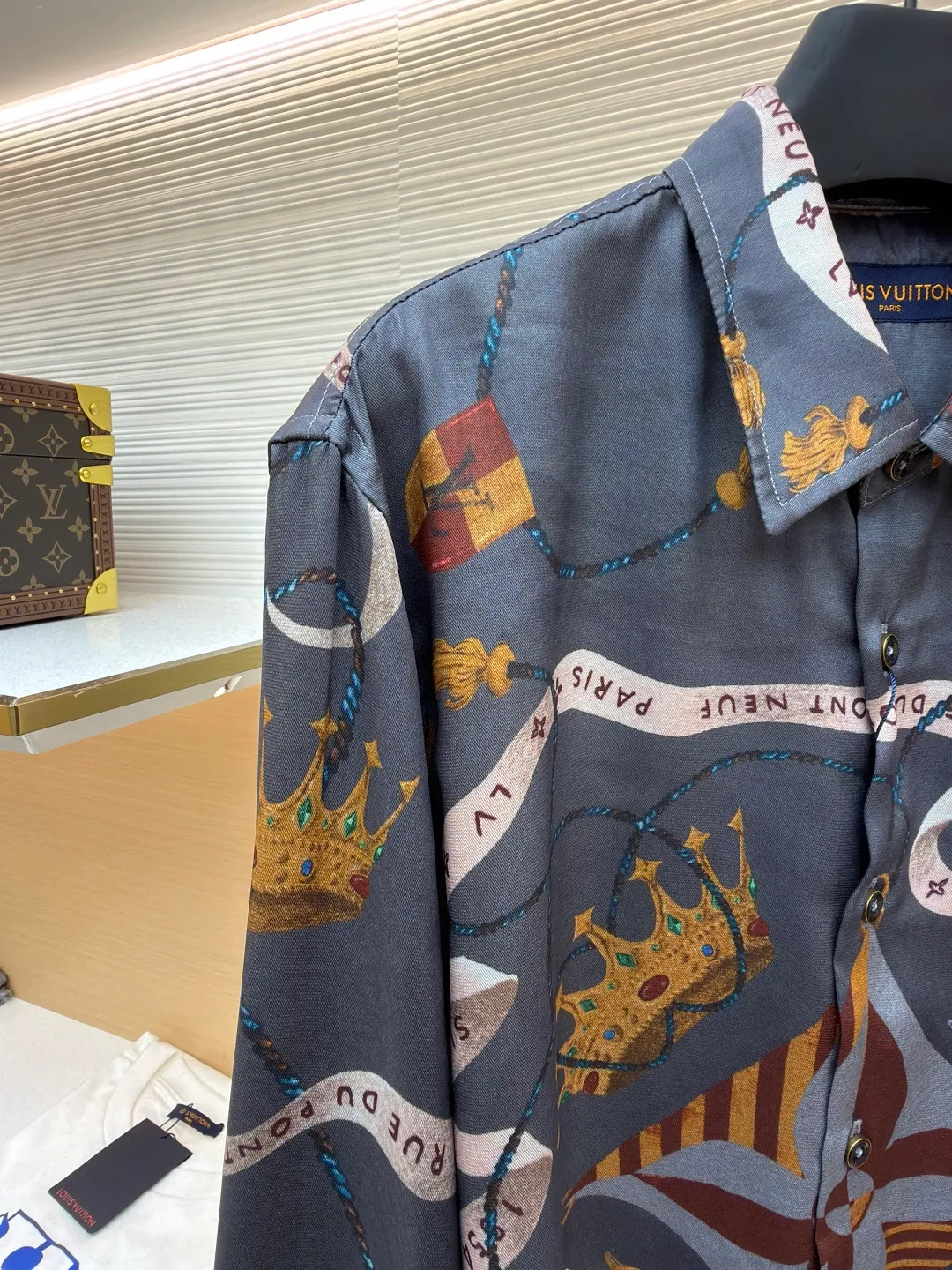 LOUIS VUITTON lapel printed mulberry silk shirt ●Original version: Purchased and developed for 17000 ●Item number: 1682218-A85 ●Fabric: worsted mercerized imitation Tencel fabric ●Technology: made by positioning cutting machine ●Color: gray ●Version: fitted version ●Weight: about 190 grams ●Size: S-M-L-XL ●Description: This printed long-sleeved shirt is made of 19mm mulberry silk and cotton blended fabric, which is made through high-density weaving process. The fabric combines the smooth luster of silk with the crisp and breathable characteristics of cotton, and has excellent wrinkle resistance and drape. The body printing adopts digital direct inkjet printing combined with manual overlay screen printing process. First, digital direct inkjet is used to restore the delicate texture and gradient color of the crown, ribbon and other patterns, and then manual overlay screen printing is used to superimpose metallic texture ink to make the three-dimensional relief and glossiness of the pattern more prominent. After high-temperature fixation and water washing tests, the color fastness reaches level 4 or above. The collar of the shirt adopts an inlaid collar design, which is combined with high-temperature pressing and shaping technology to make the collar stiff and not easily deformed; the placket is made of hand-locked hemming technology, and the buttons are made of natural horn buttons, each of which is polished by hand; the side seams are made of French double-needle chain stitching, and the cuffs are designed with adjustable cuffs, showing fine workmanship in every detail. The overall wiring is straight and delicate, the fabric is comfortable and soft, and the color is consistent without color difference. It can be matched with the same style to create a fashionable look and control various occasions. Customized accessories, complete with three standards, same style for men and women!